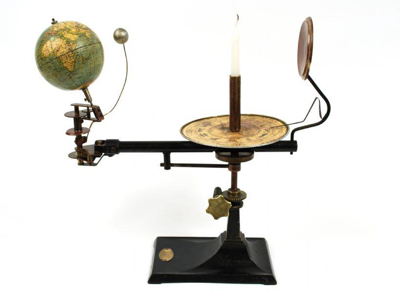 Antique astronomical instruments/3213-Antique orrery