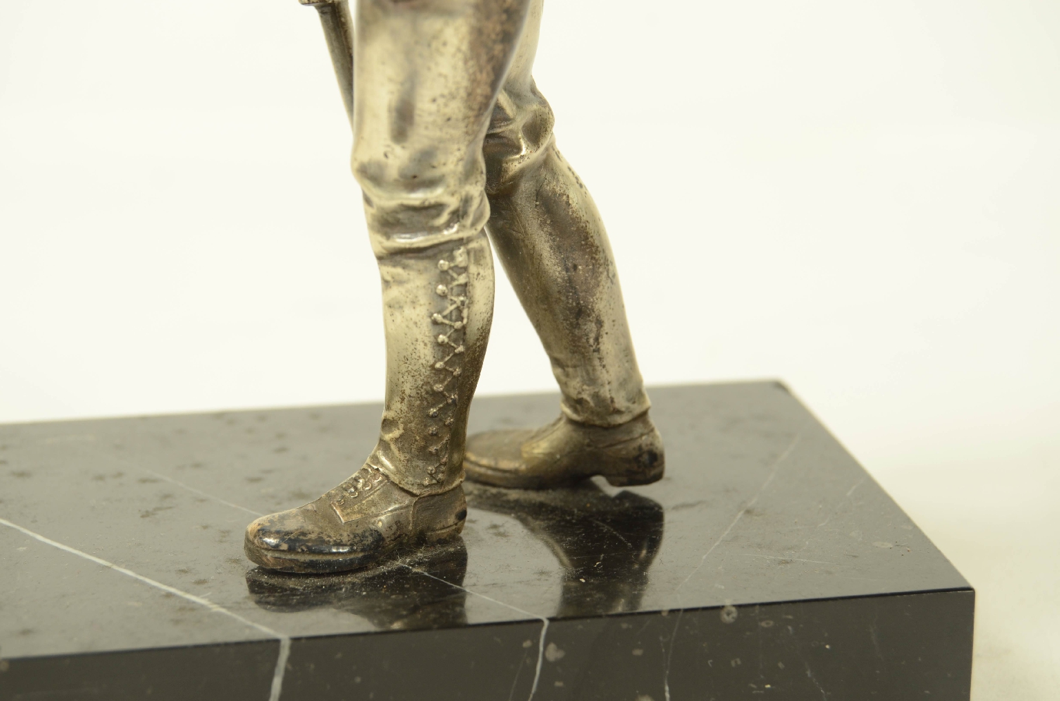 Peculiarity/33sc-Hunter Sculpture