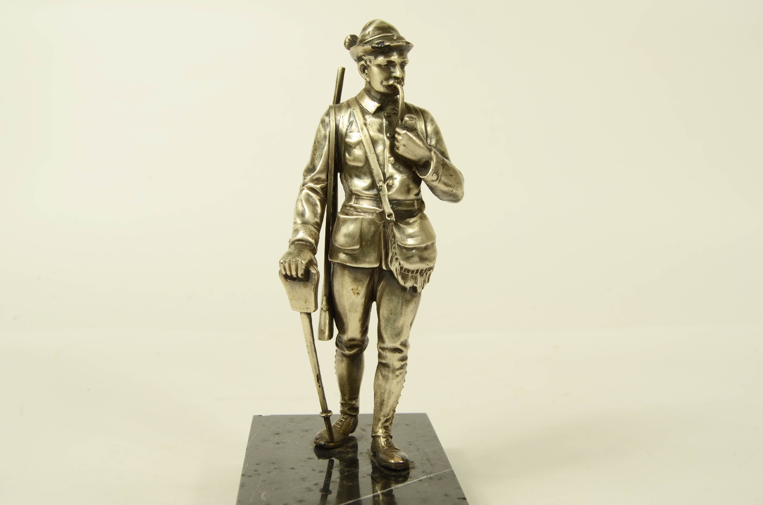 Peculiarity/33sc-Hunter Sculpture