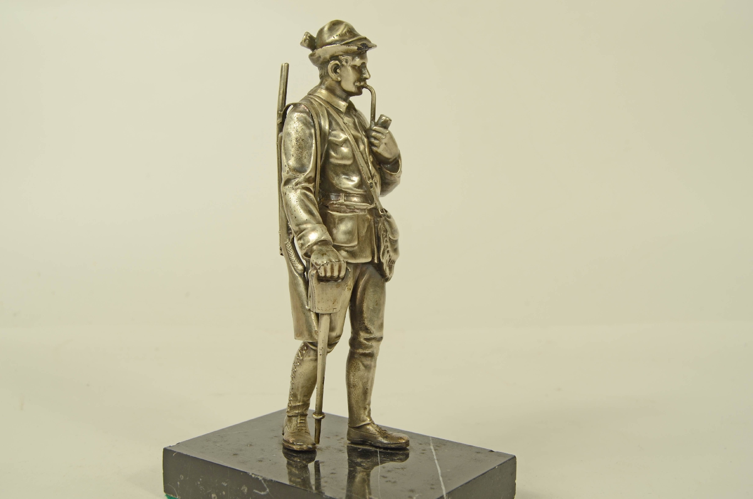 Peculiarity/33sc-Hunter Sculpture