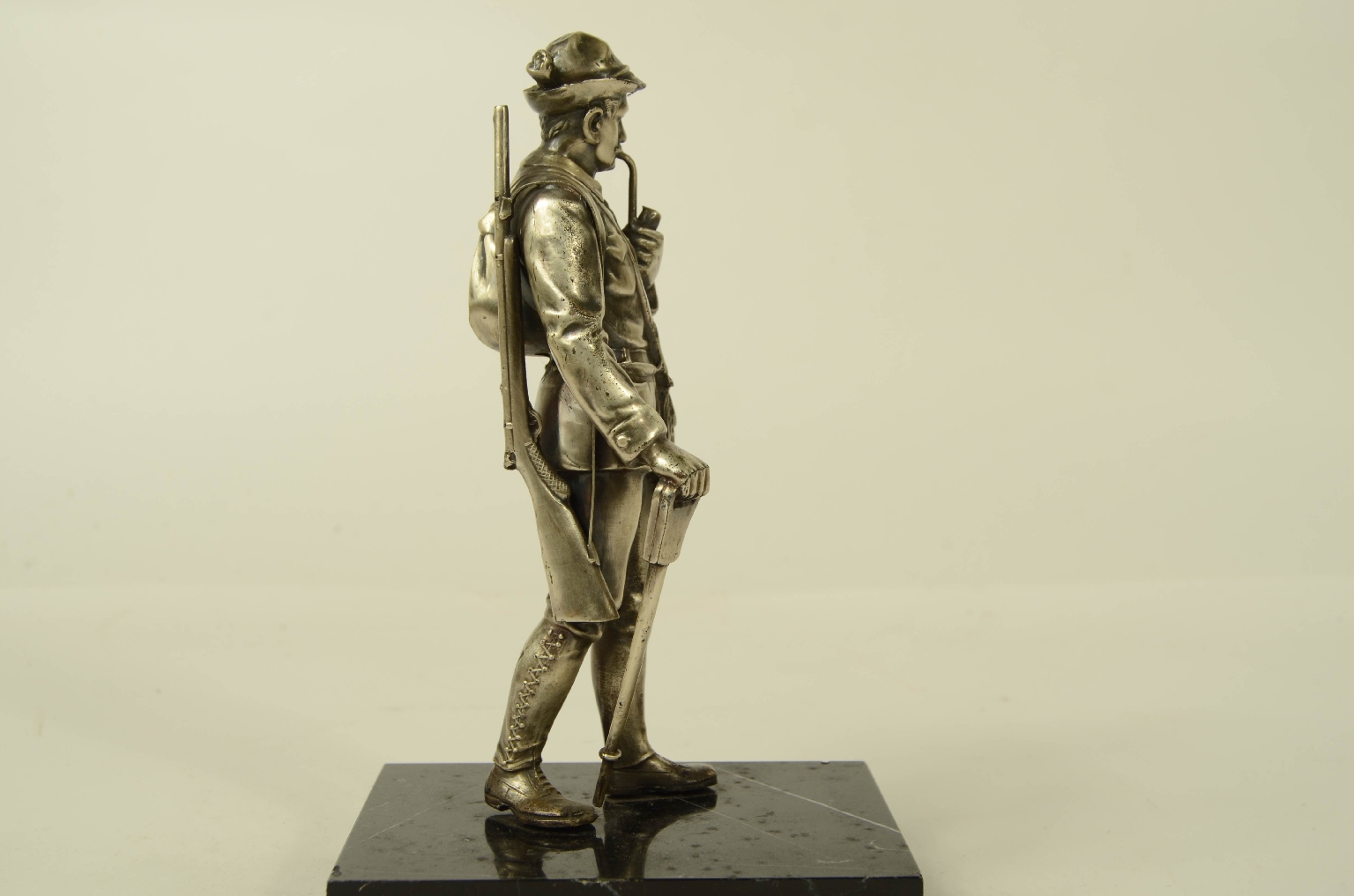Peculiarity/33sc-Hunter Sculpture