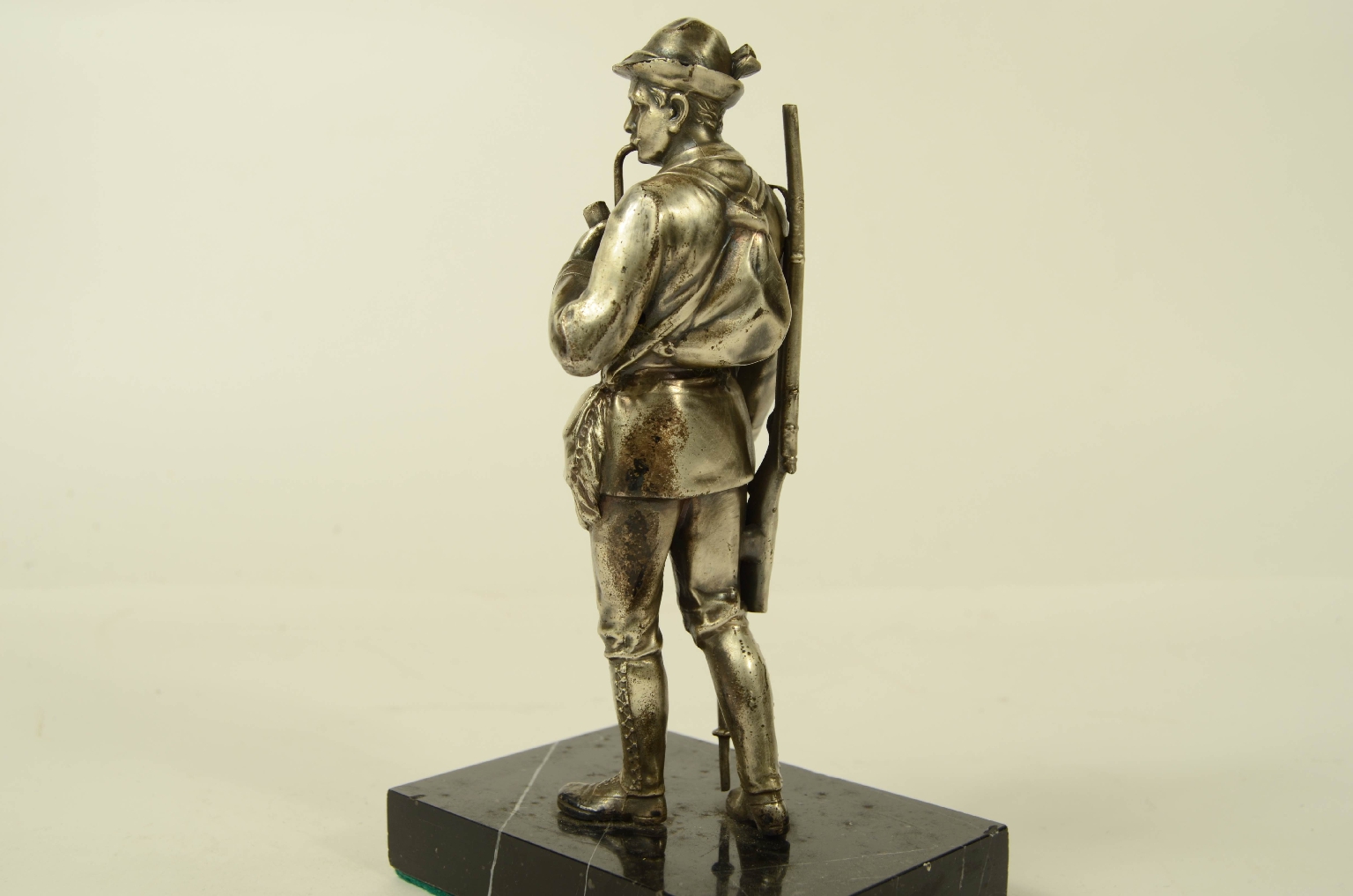 Peculiarity/33sc-Hunter Sculpture