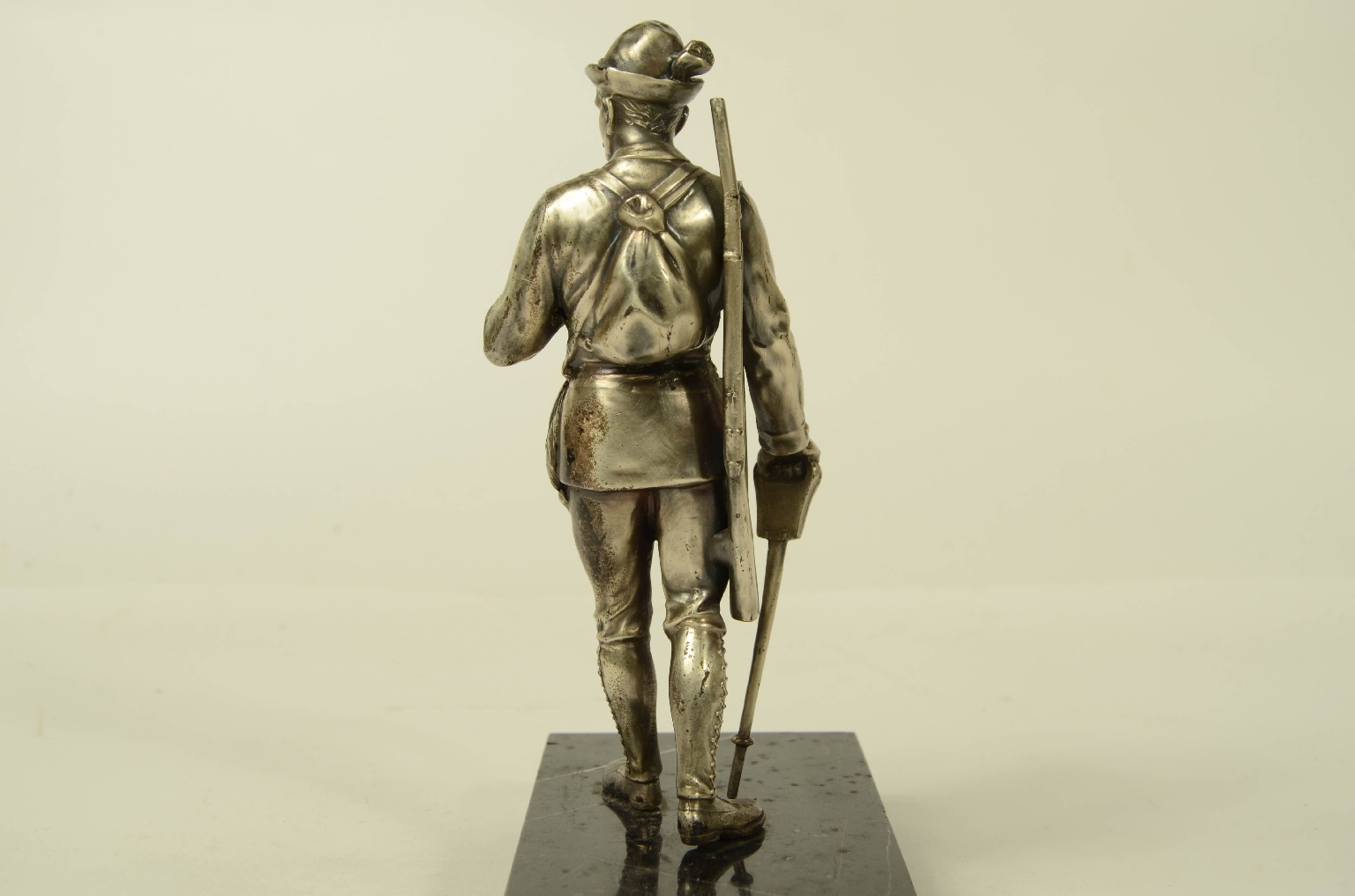 Peculiarity/33sc-Hunter Sculpture