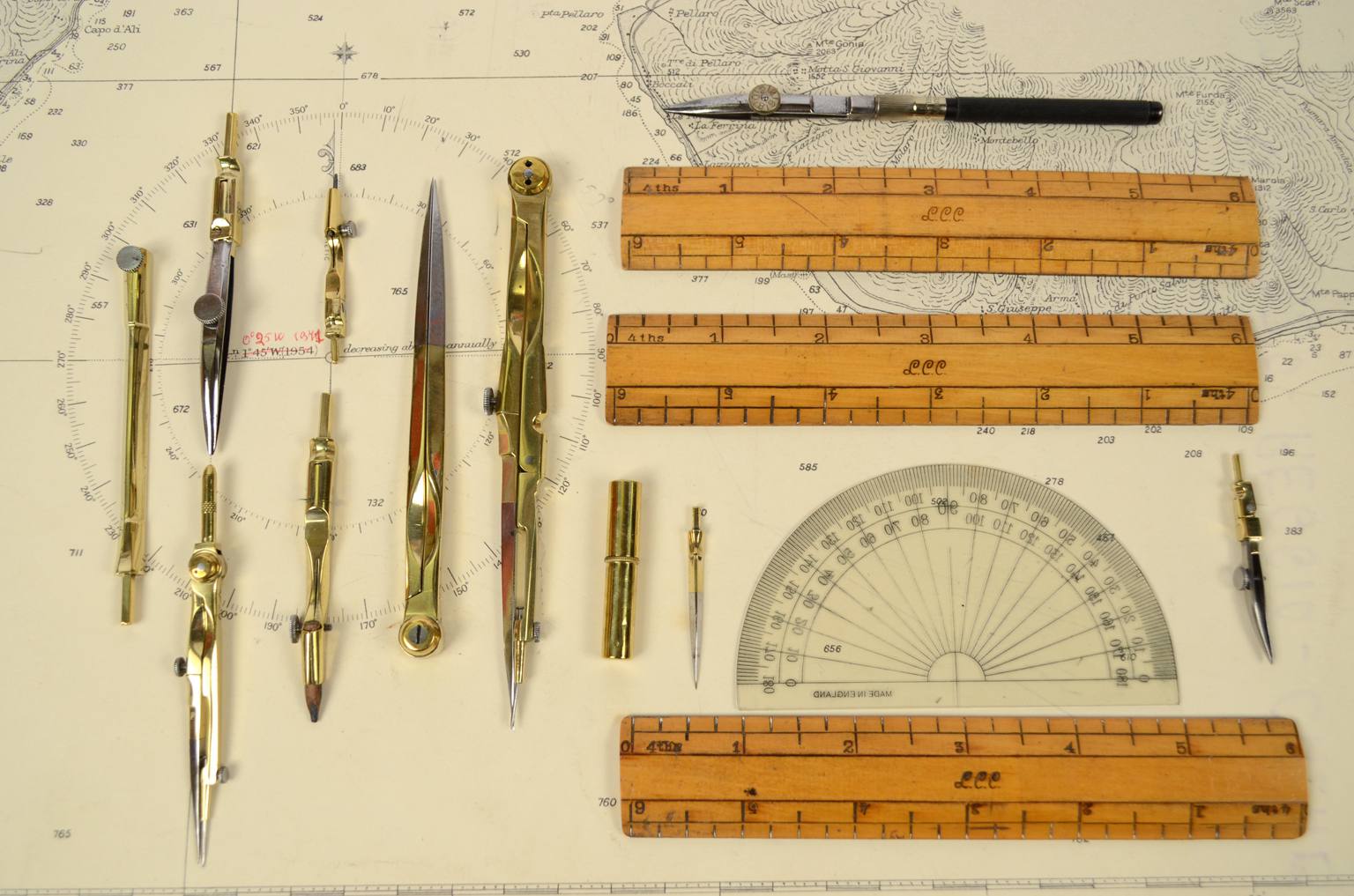 Nautical antiques/4760-Rosewood box of compasses