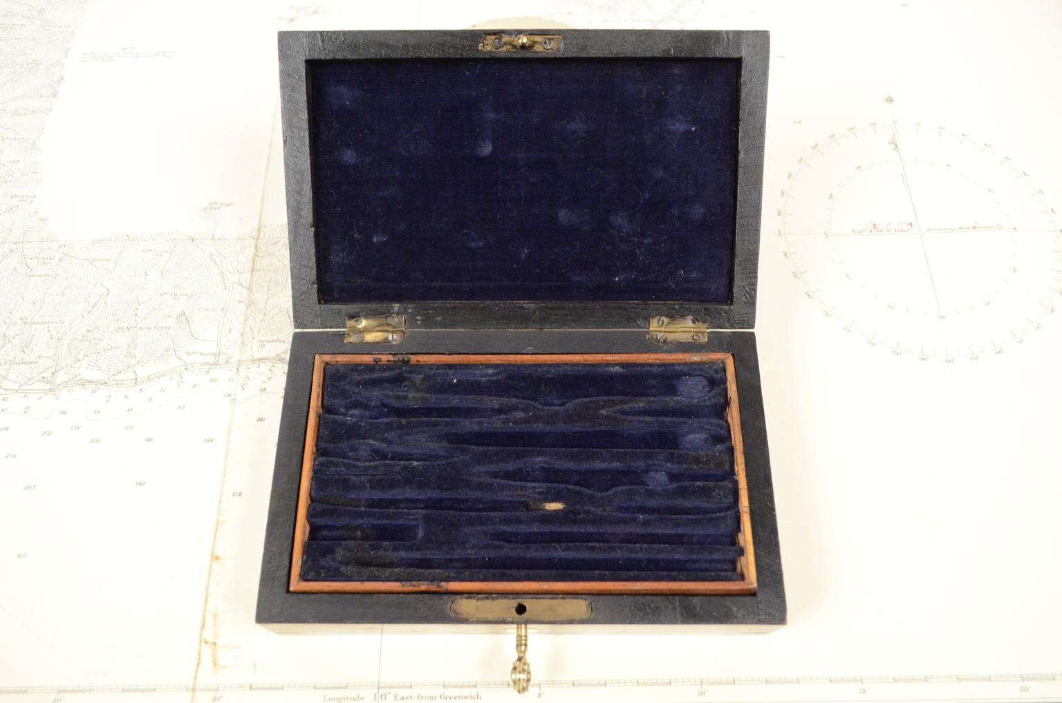Nautical antiques/4760-Rosewood box of compasses