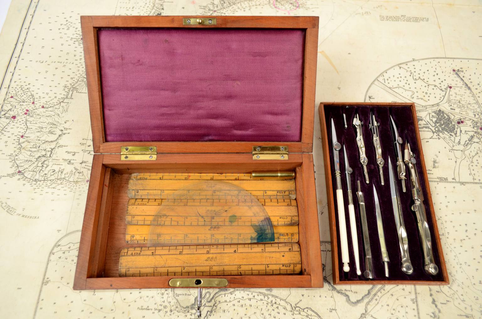 Nautical antiques/5107-Box of brass compasses