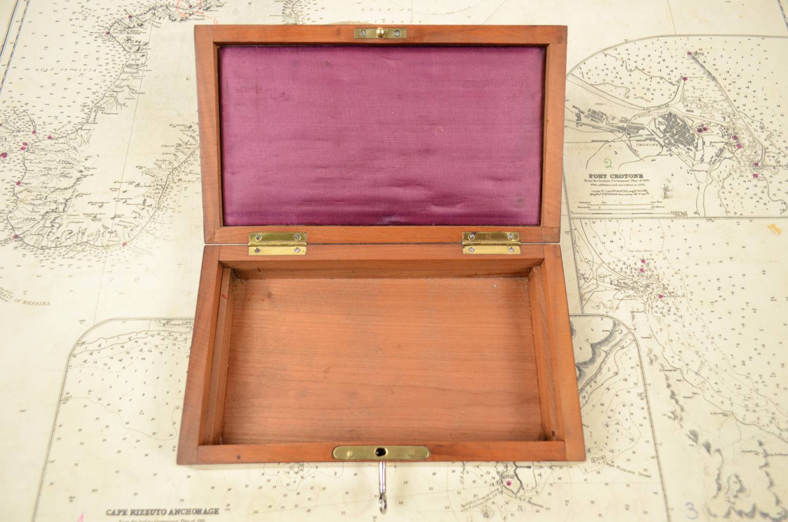 Nautical antiques/5107-Box of brass compasses