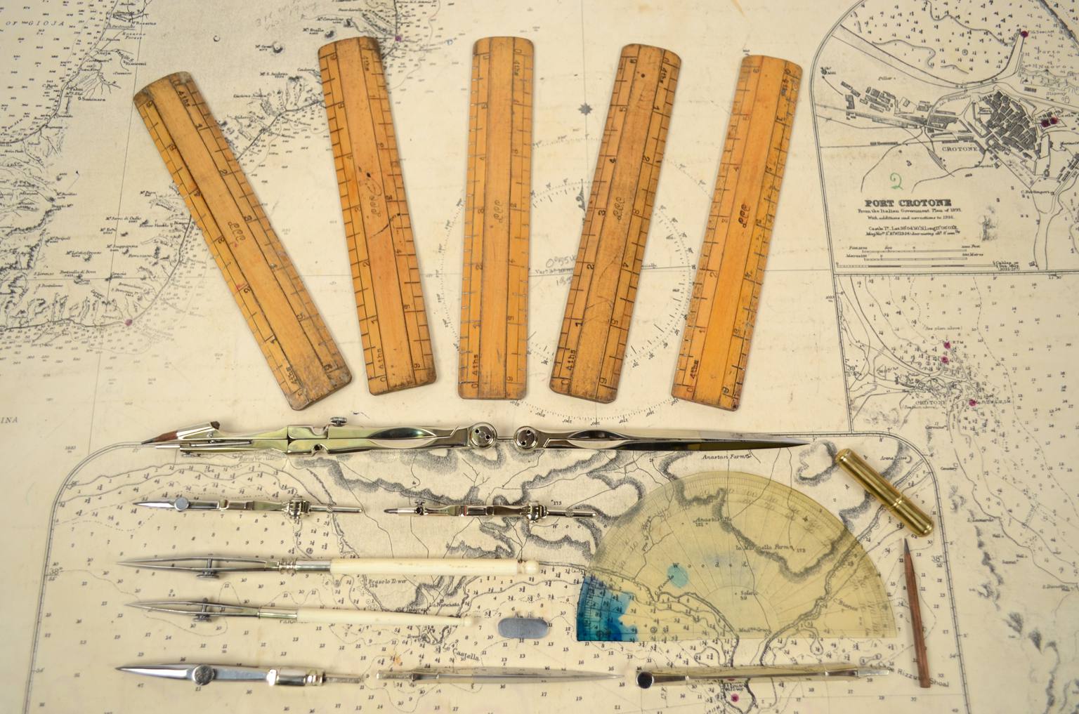 Nautical antiques/5107-Box of brass compasses