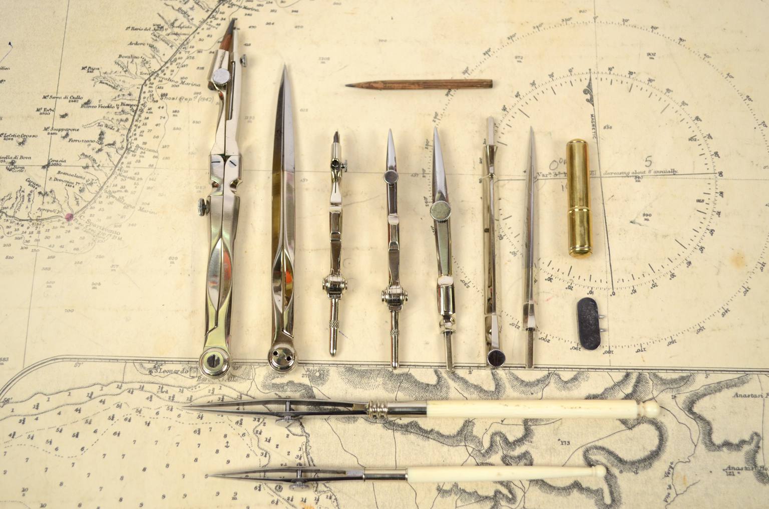 Nautical antiques/5107-Box of brass compasses