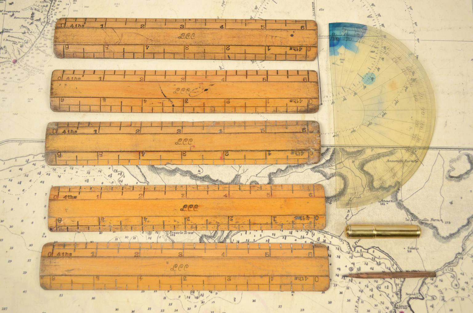 Nautical antiques/5107-Box of brass compasses