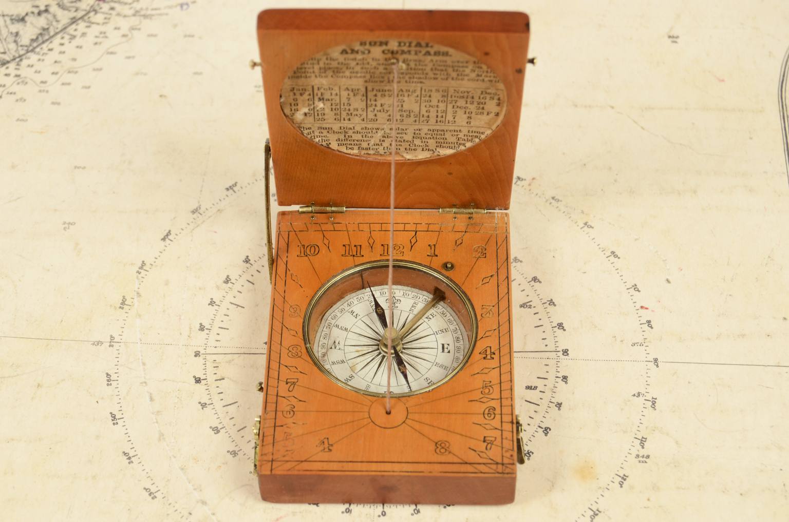 Antique compasses/5495-Antique sundial