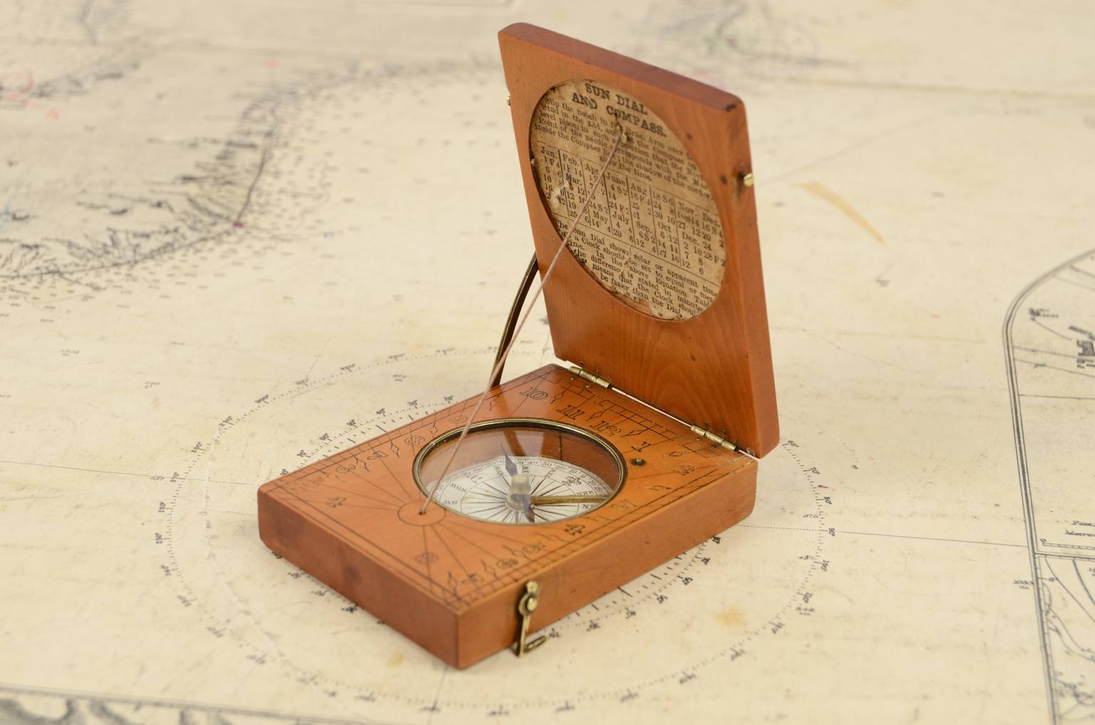 Antique compasses/5495-Antique sundial
