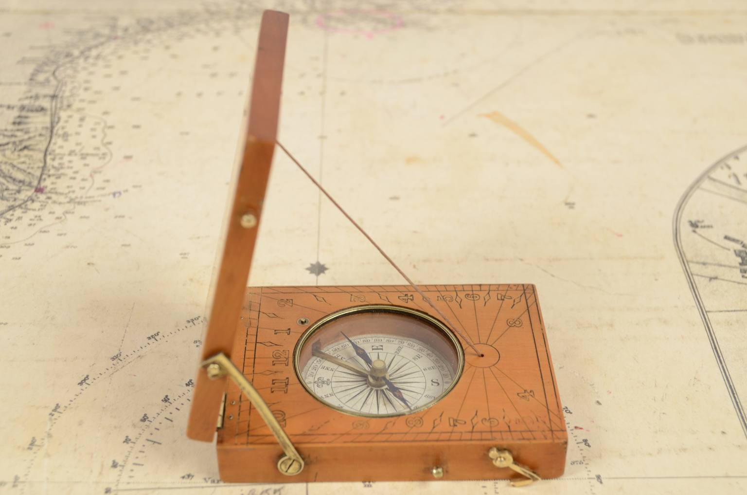 Antique compasses/5495-Antique sundial