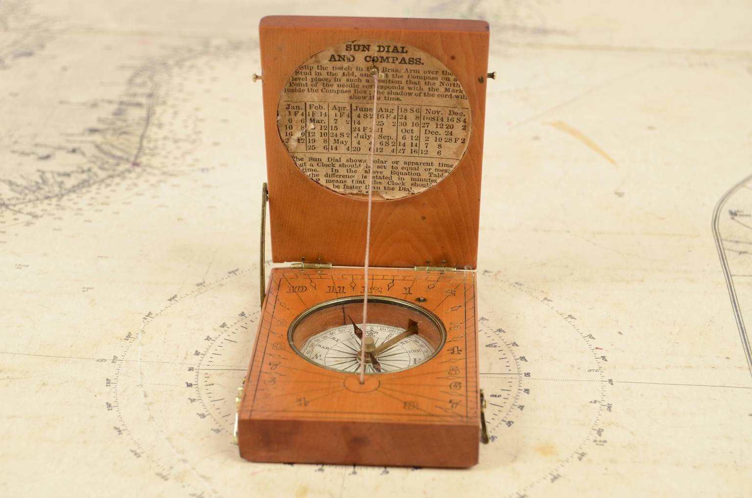 Antique compasses/5495-Antique sundial