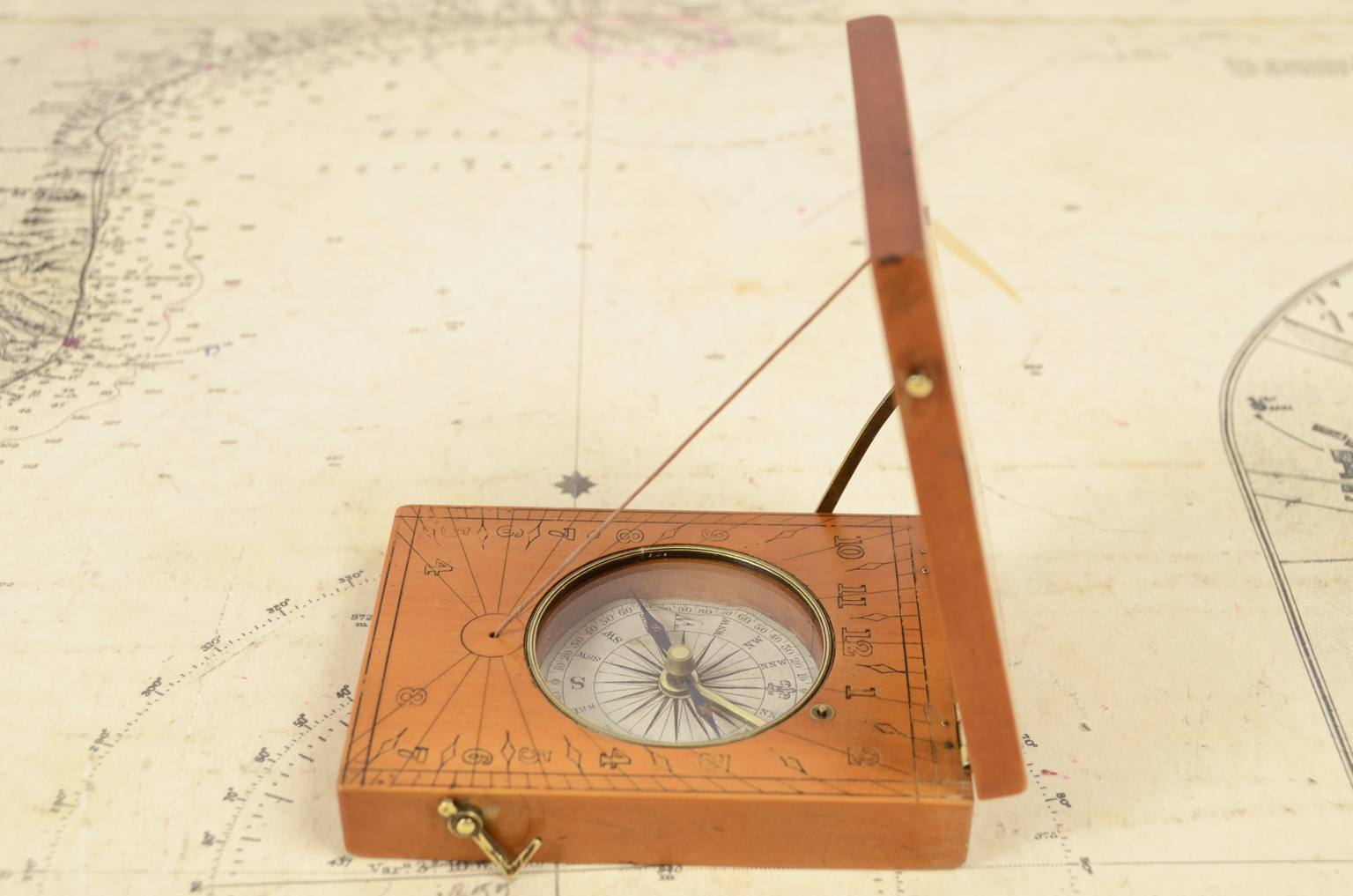 Antique compasses/5495-Antique sundial