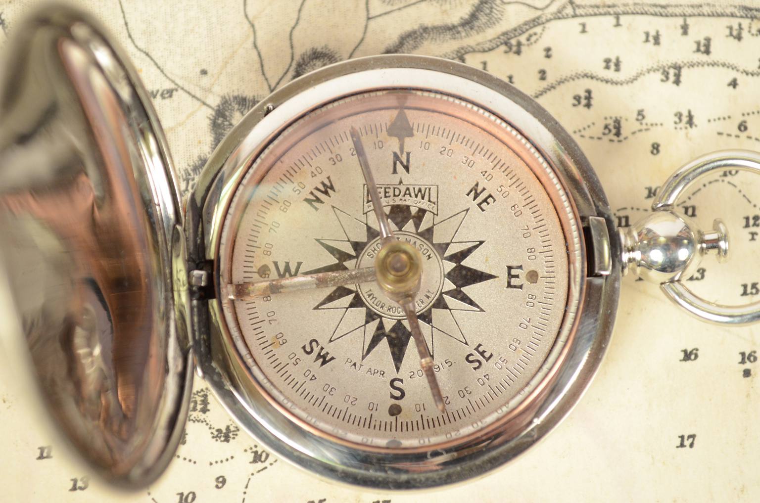 Antique compasses/6077-Antique pocket compass