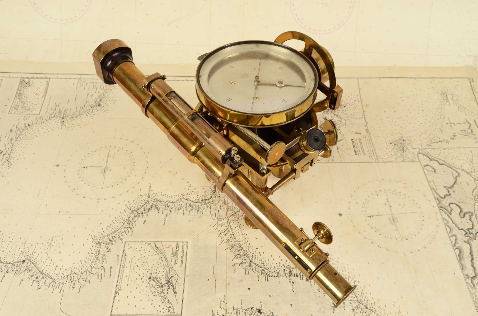 Antique measuring instruments/667-Rare Theodolite