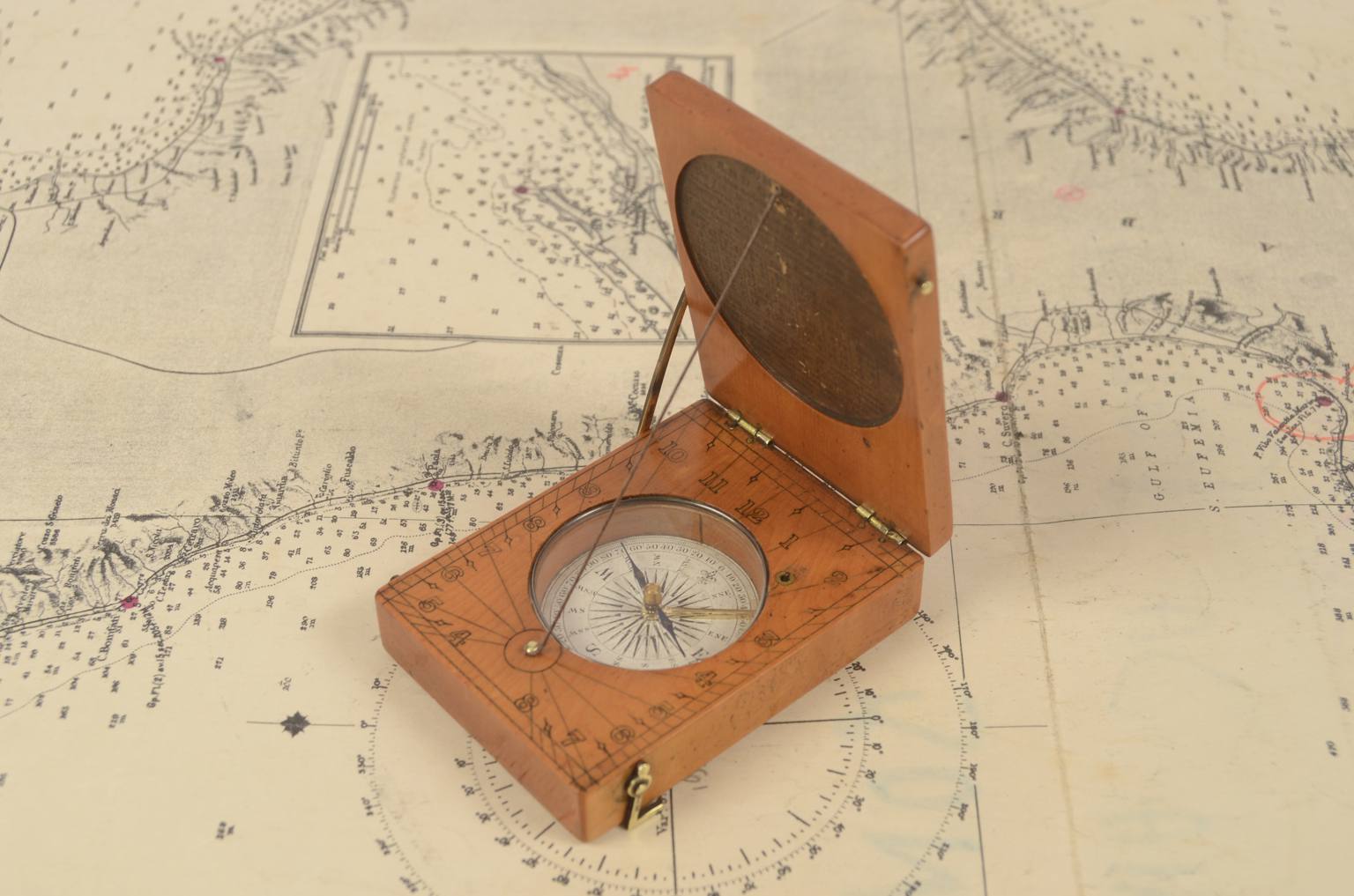 Antique compasses/6787-Antique sundial
