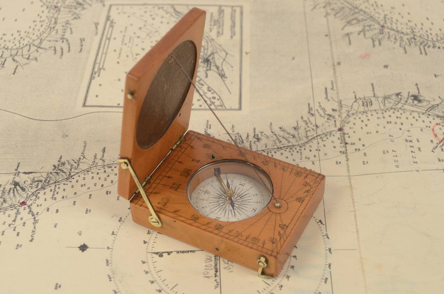 Antique compasses/6787-Antique sundial