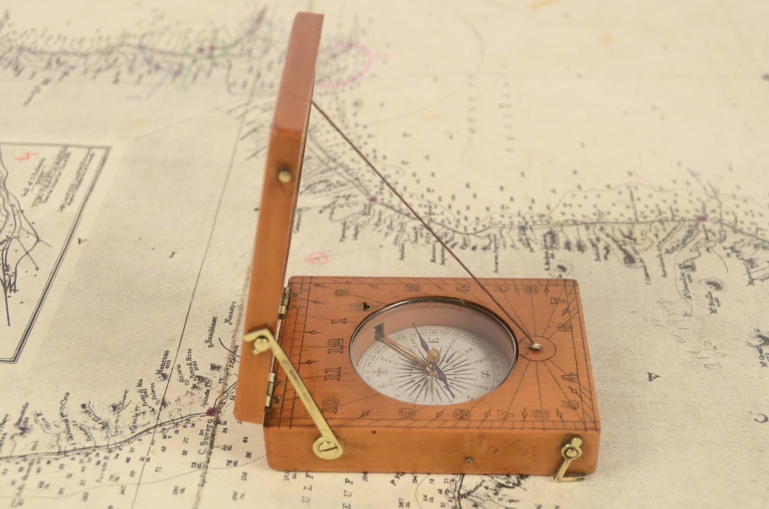 Antique compasses/6787-Antique sundial
