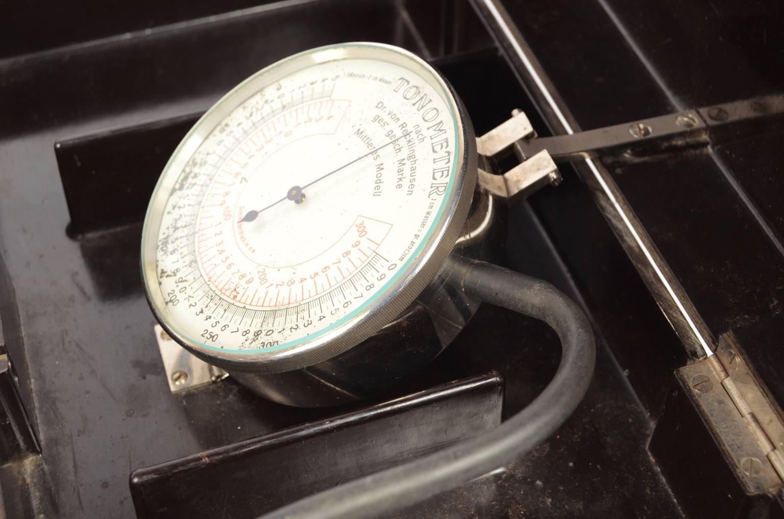 Old medical instruments/6852-Vintage sphygmomanometer
