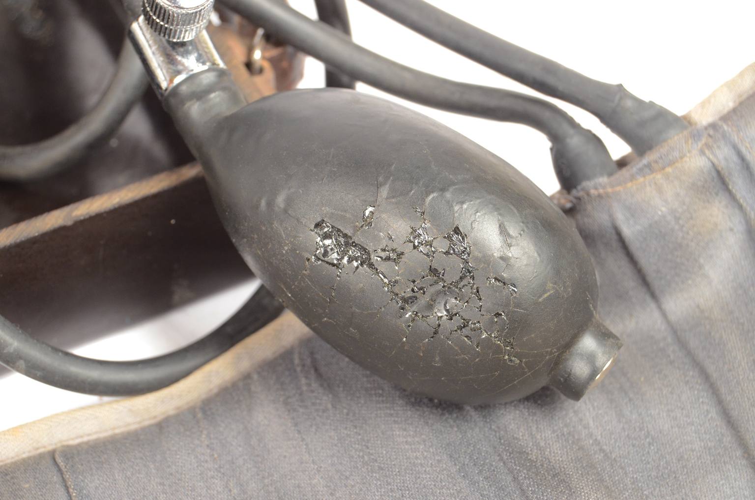 Old medical instruments/6852-Vintage sphygmomanometer