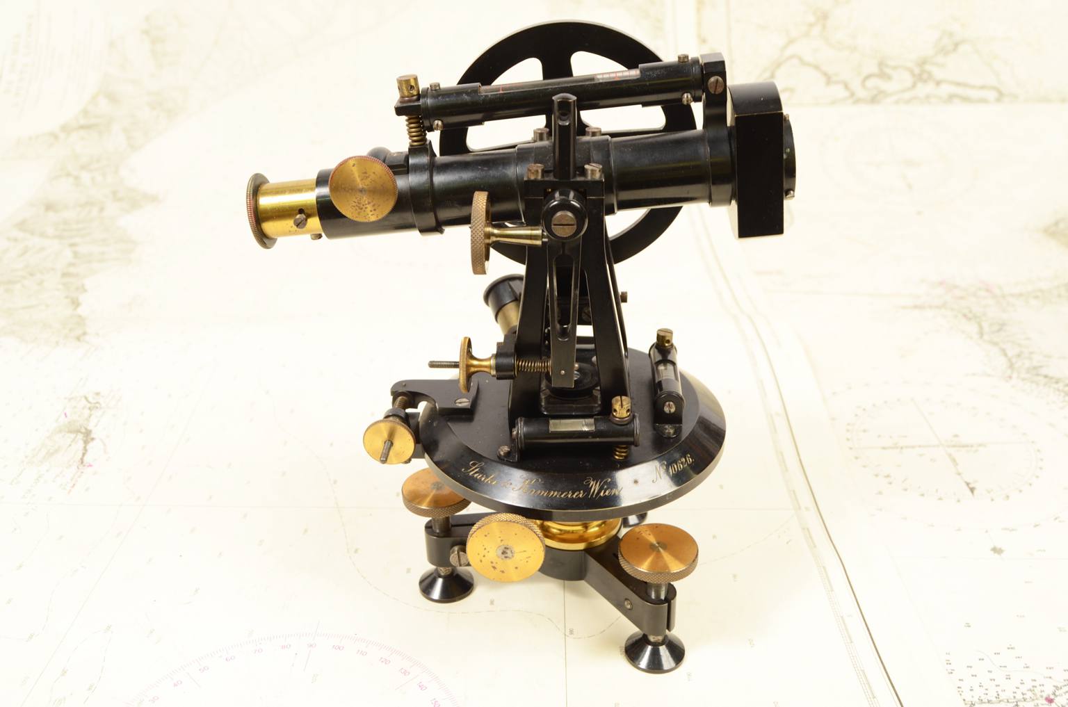 Antique measuring instruments/6967-Antique theodolite