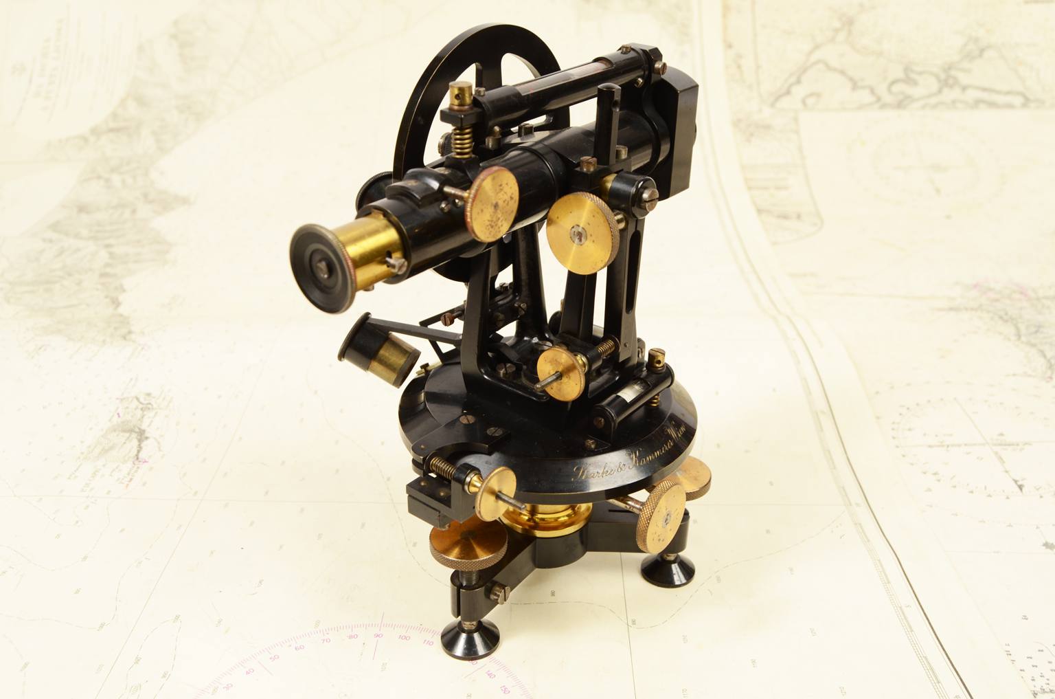 Antique measuring instruments/6967-Antique theodolite