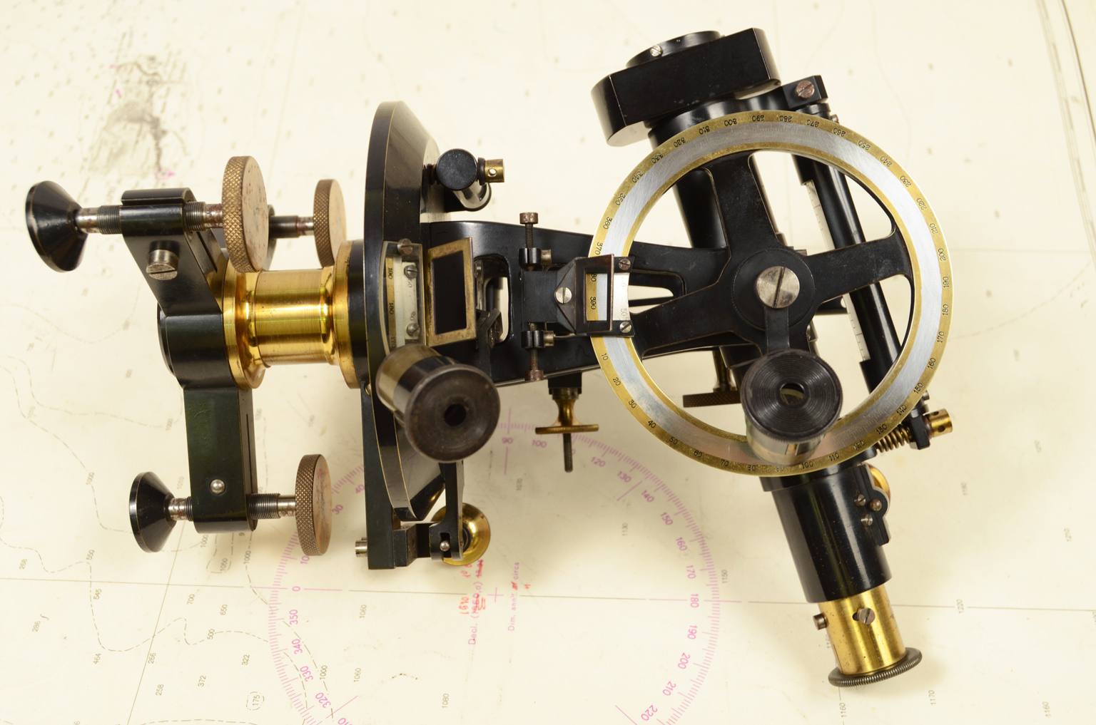 Antique measuring instruments/6967-Antique theodolite