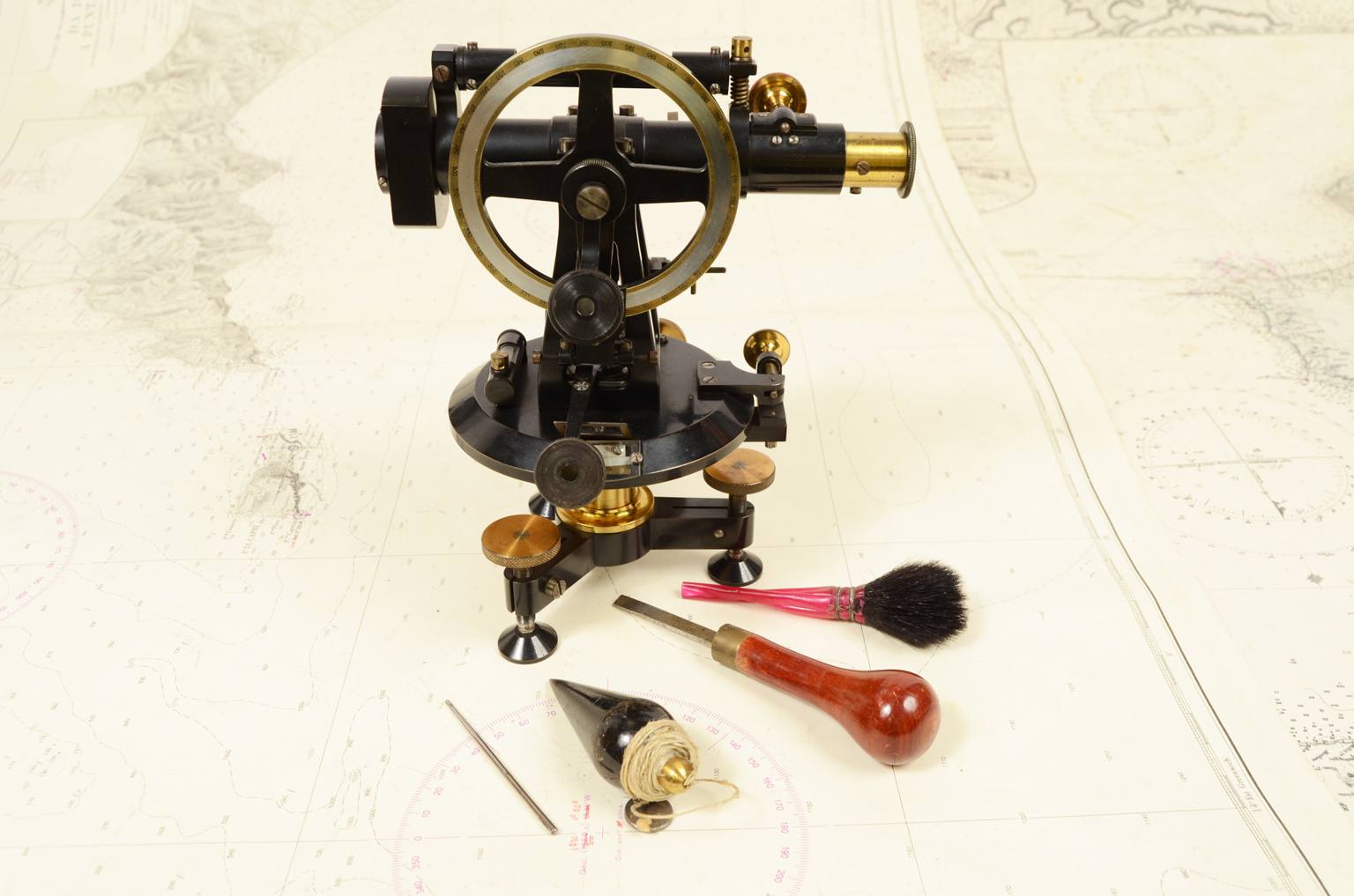 Antique measuring instruments/6967-Antique theodolite