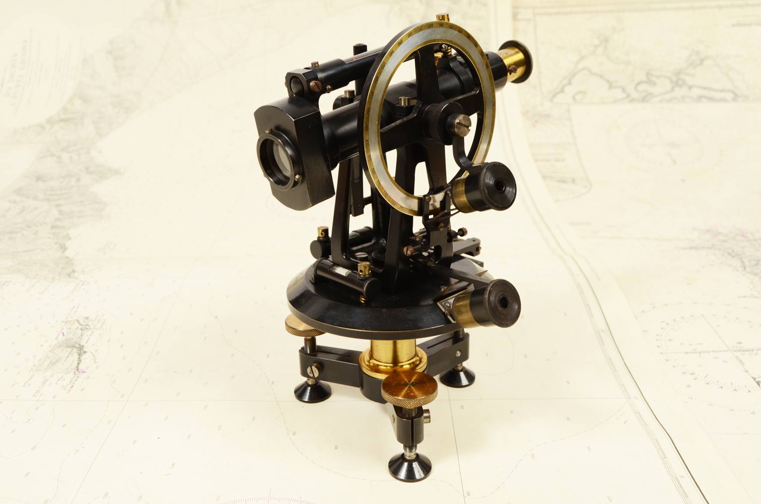 Antique measuring instruments/6967-Antique theodolite