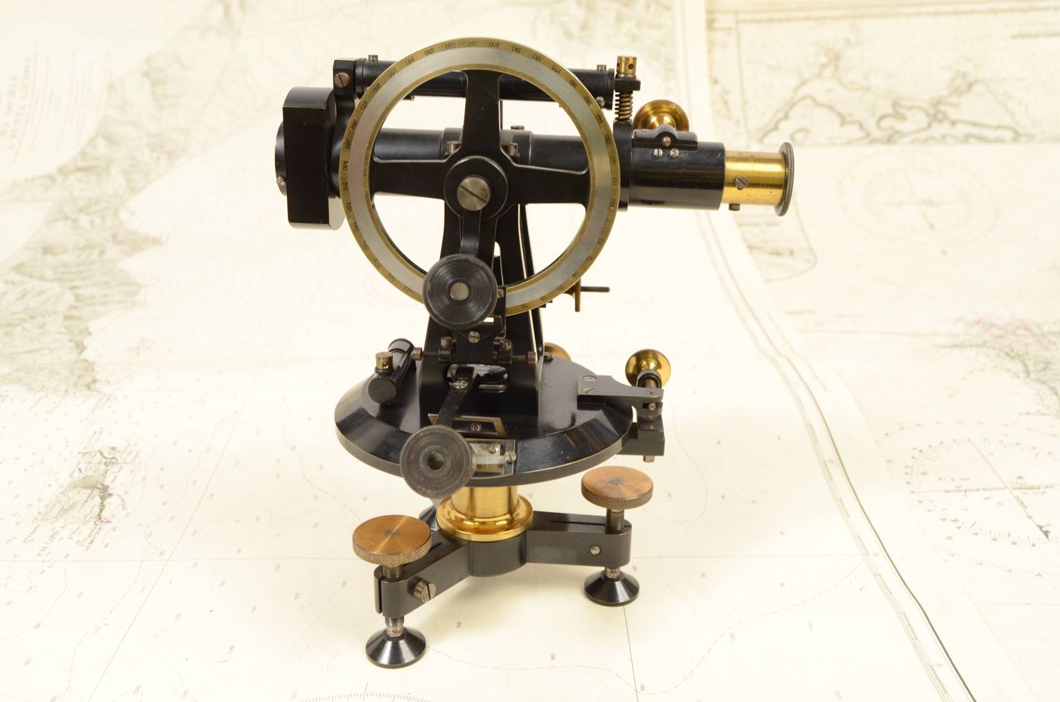 Antique measuring instruments/6967-Antique theodolite