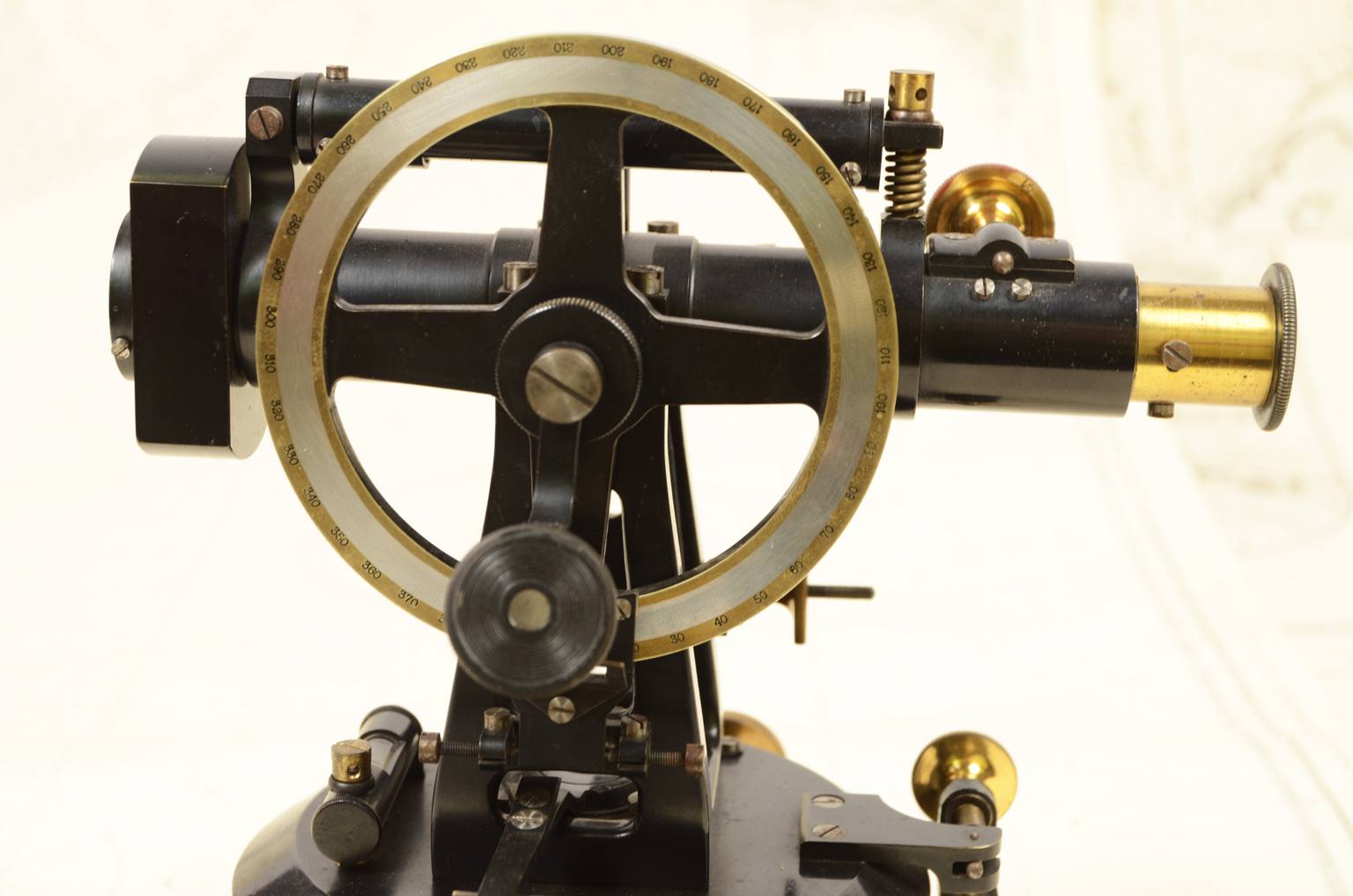 Antique measuring instruments/6967-Antique theodolite