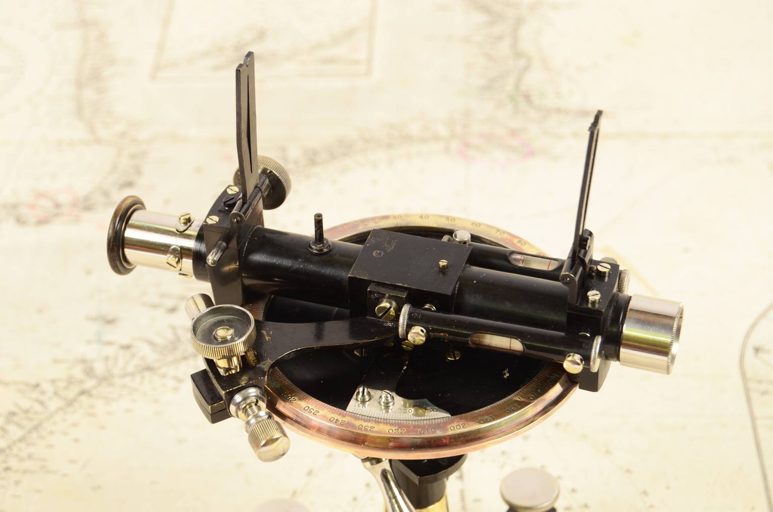 Strumenti di misura antichi/6969-Livello antico