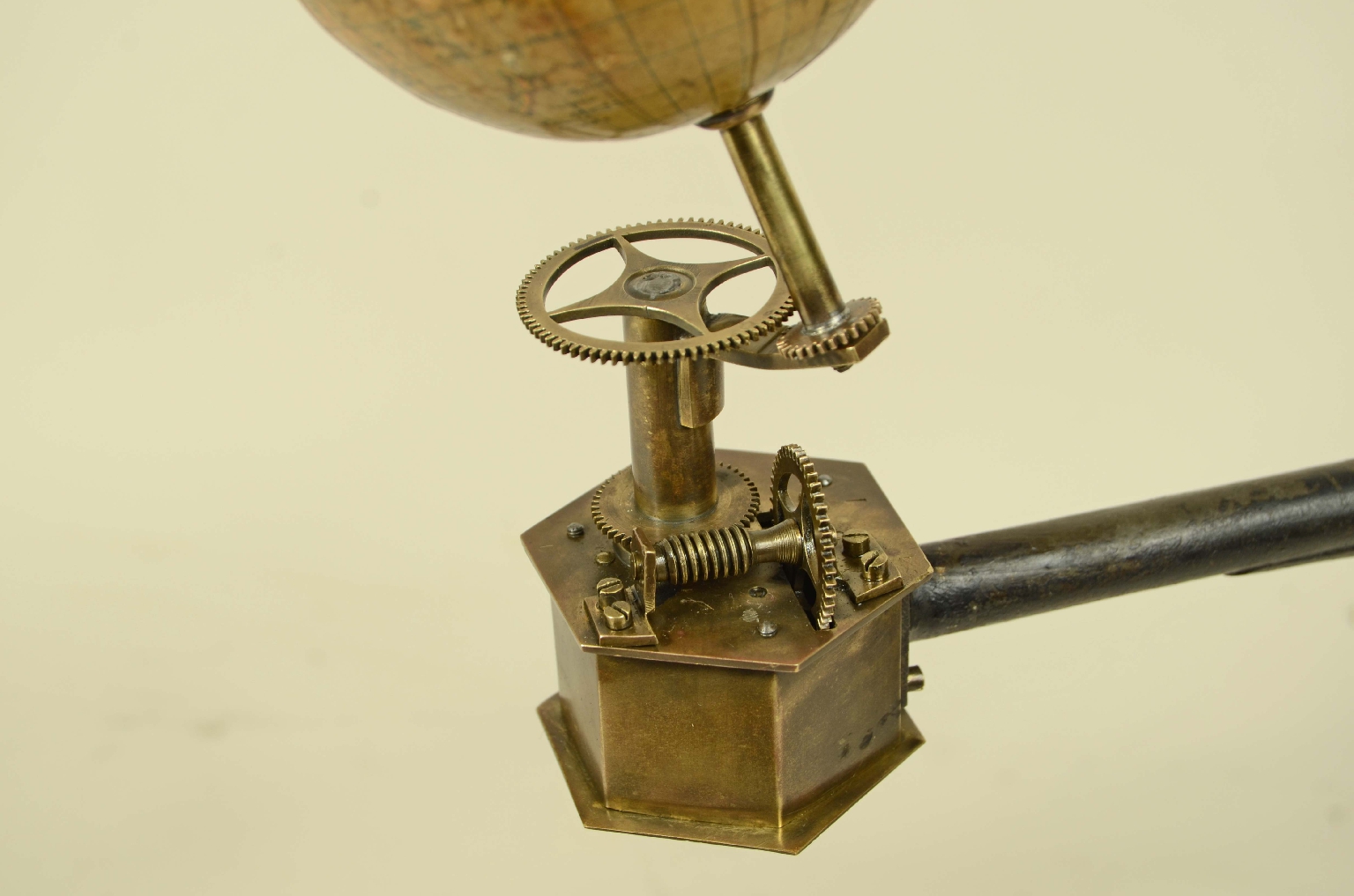 Antique astronomical instruments/711-Mechanical Planetarium