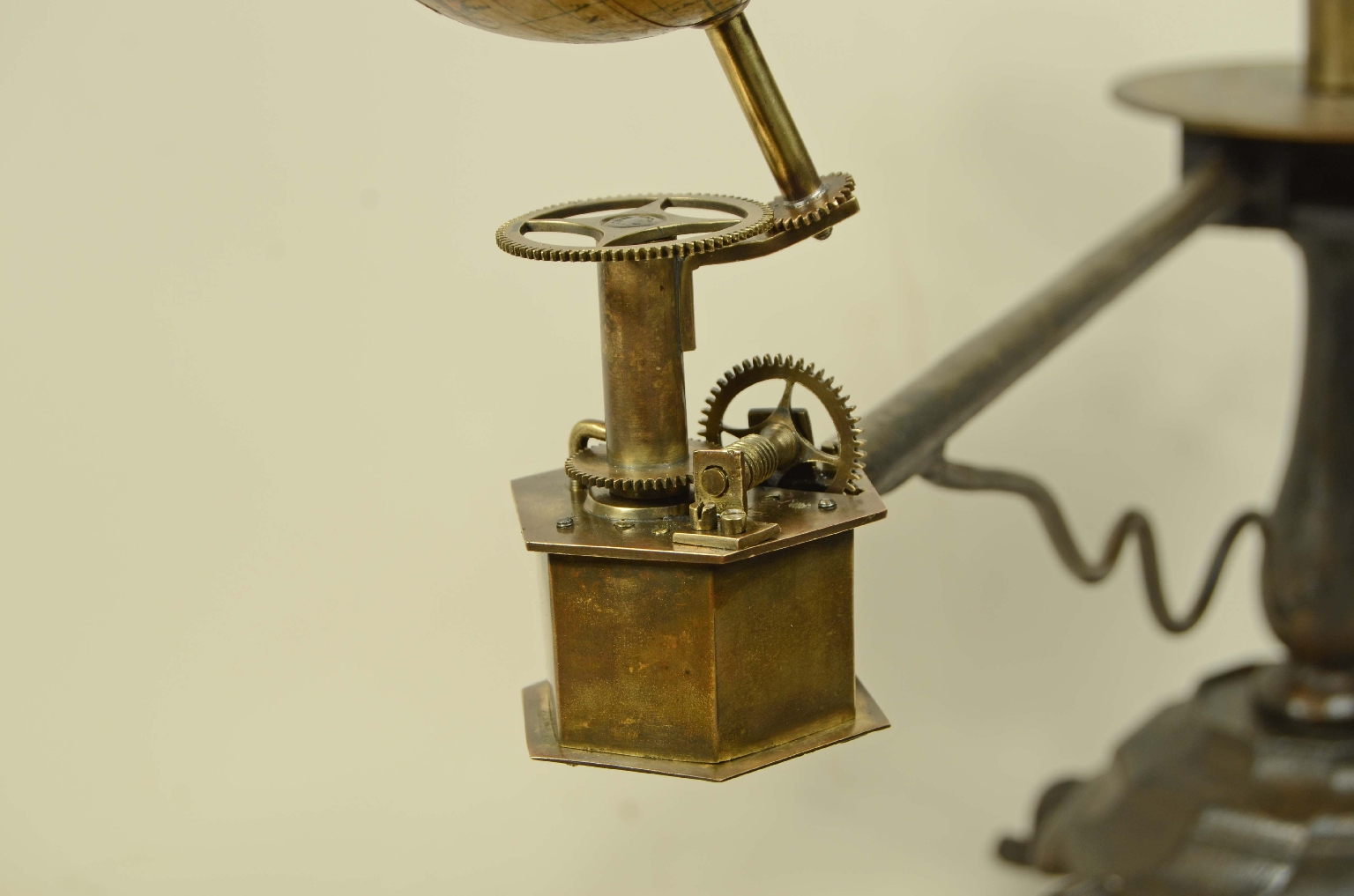 Antique astronomical instruments/711-Mechanical Planetarium