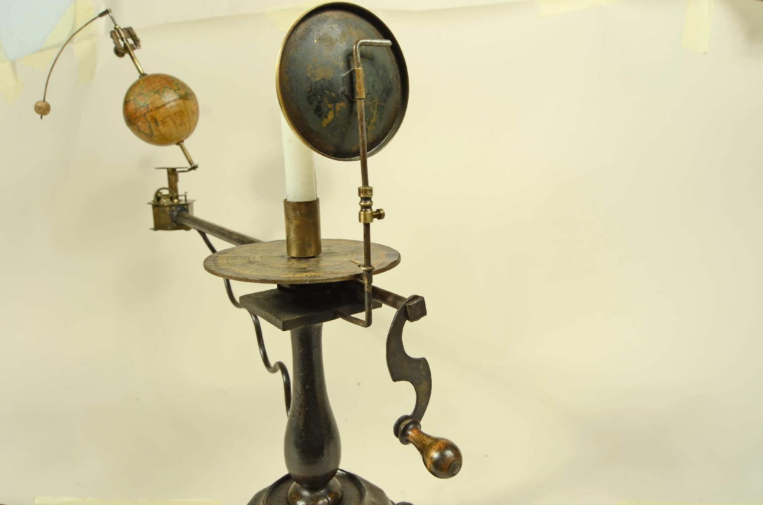 Antique astronomical instruments/711-Mechanical Planetarium