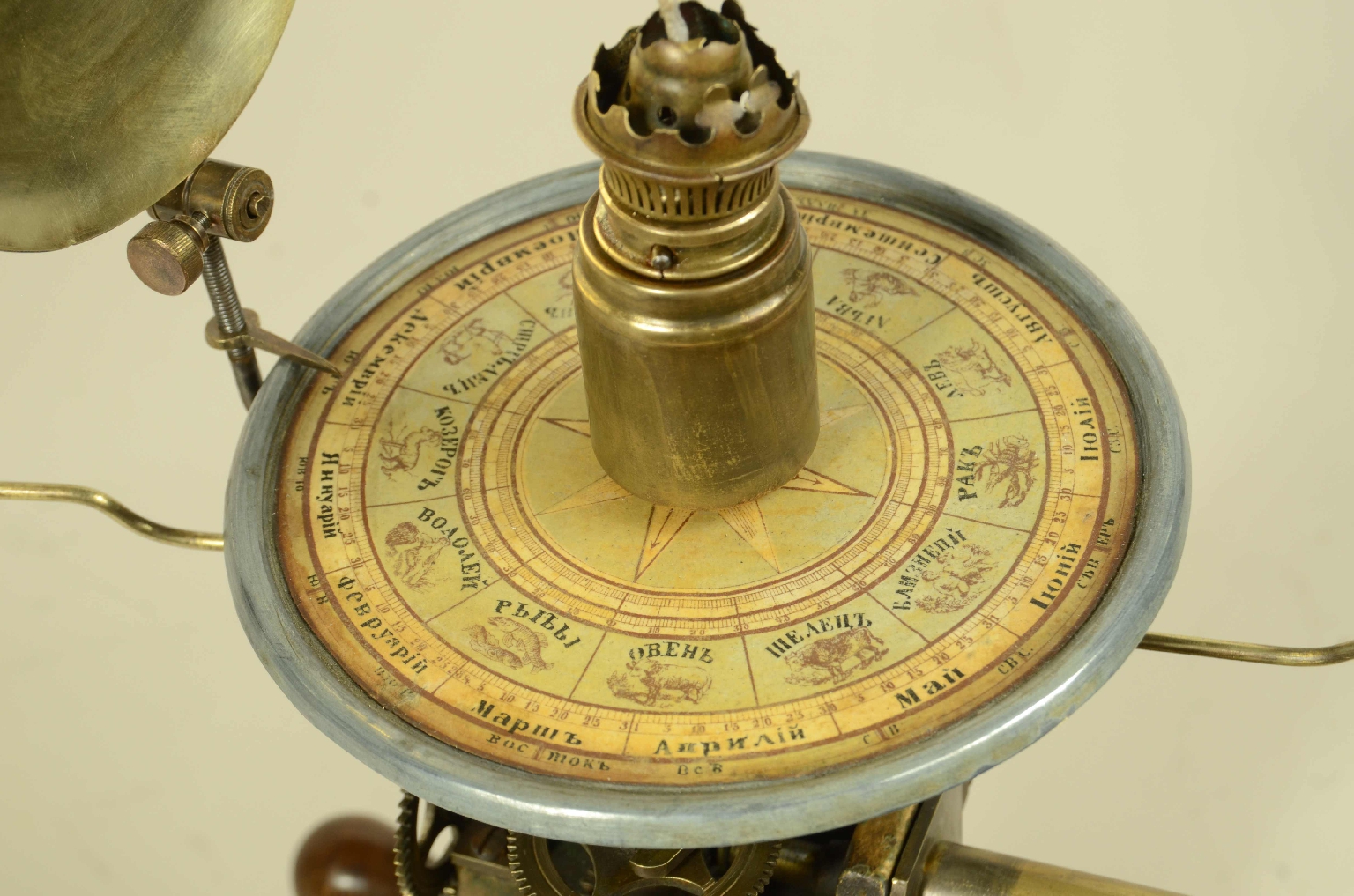 Antique astronomical instruments/712-Mechanical Tellurium