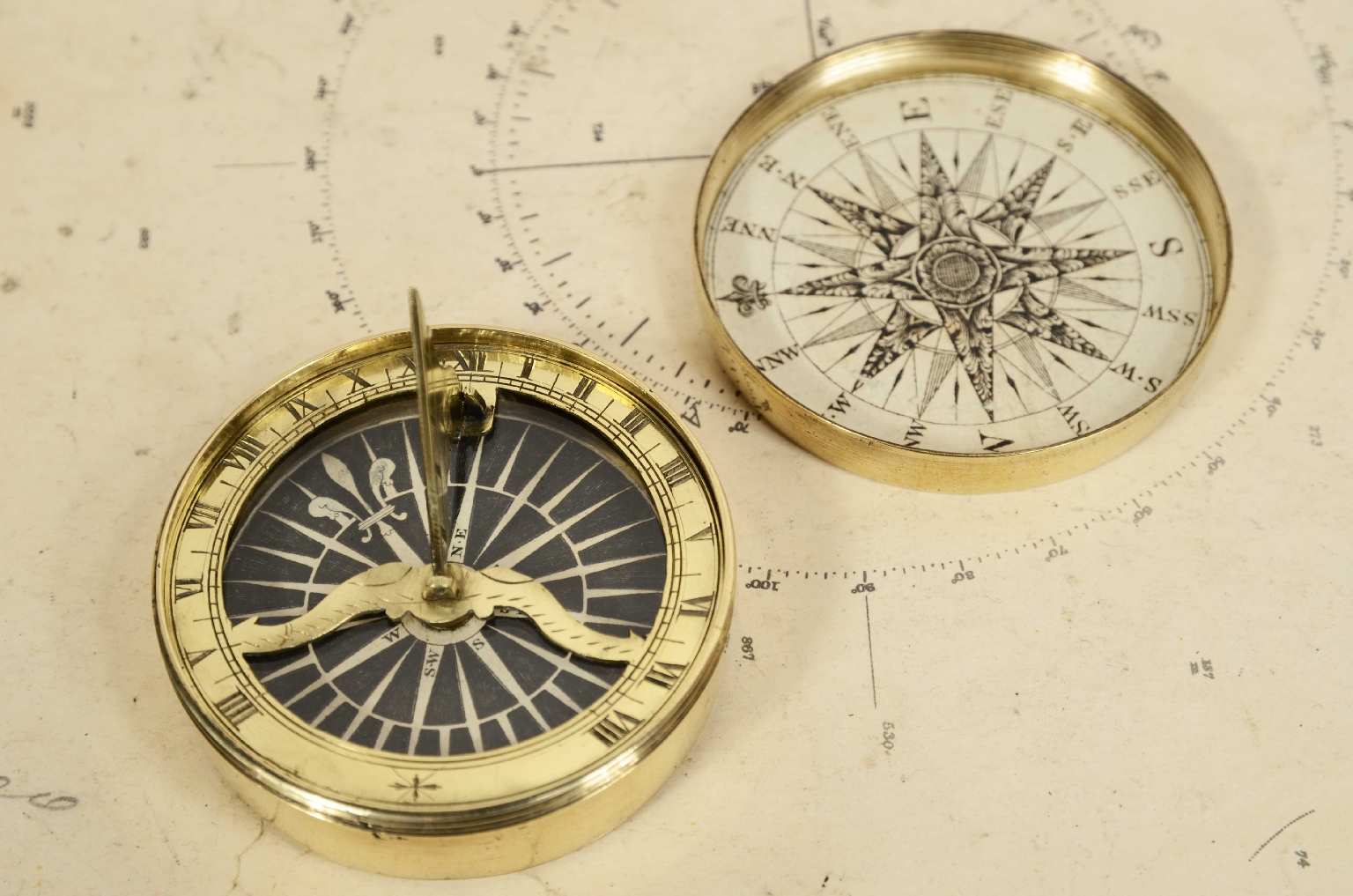 Antique compasses/7929-Compass and Sundial