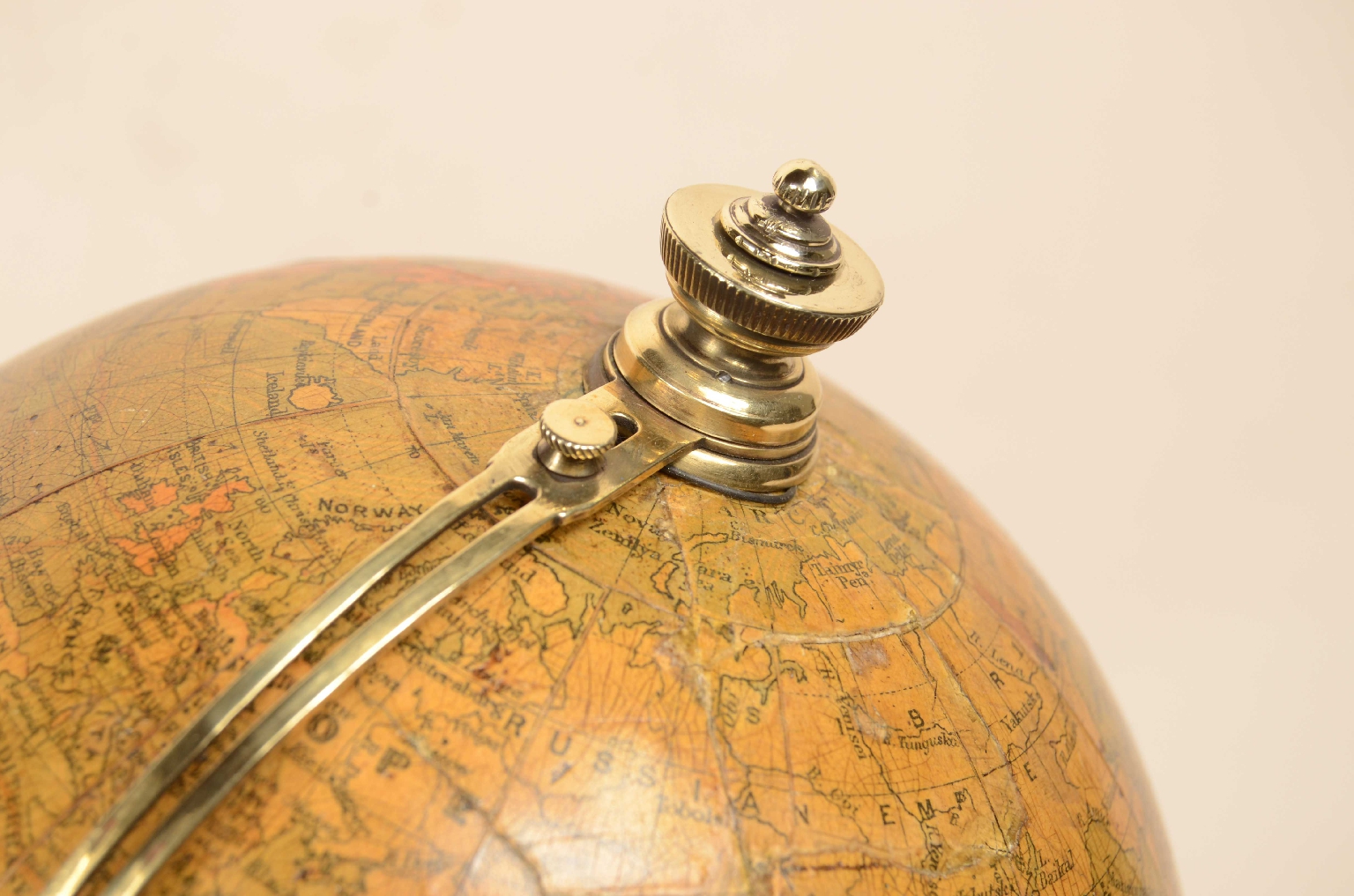 Globi-mappamondi antichi/8029-Globo con orologio