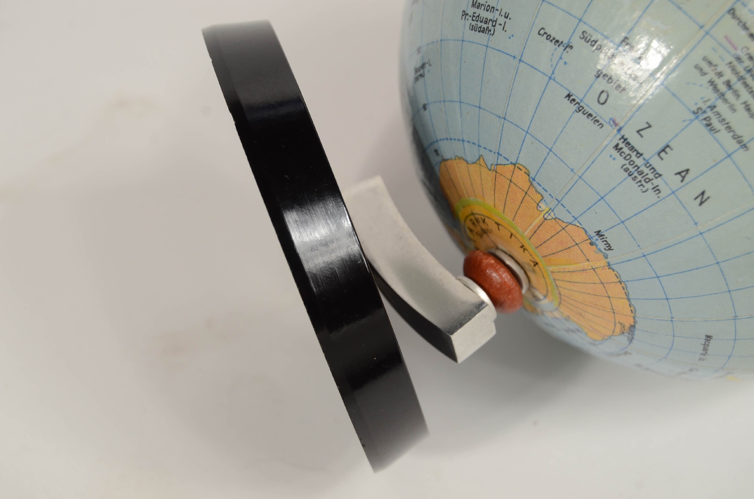 Antique globes-world maps/8195-Small Terrestrial Globe