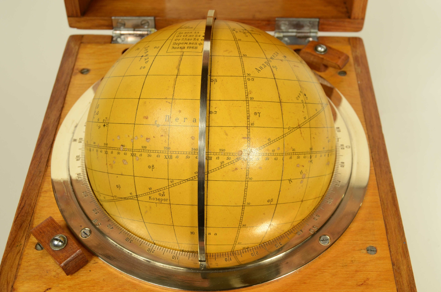 Antiquariato nautico/8277-Globo Stellare Russo