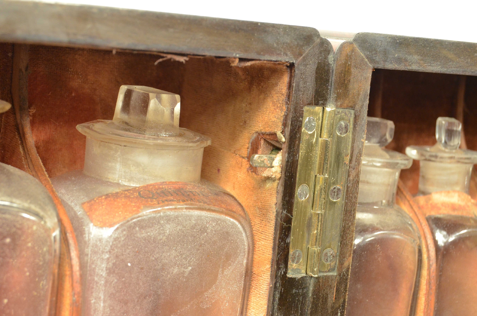 Old medical instruments/8464-Apothecary Chest