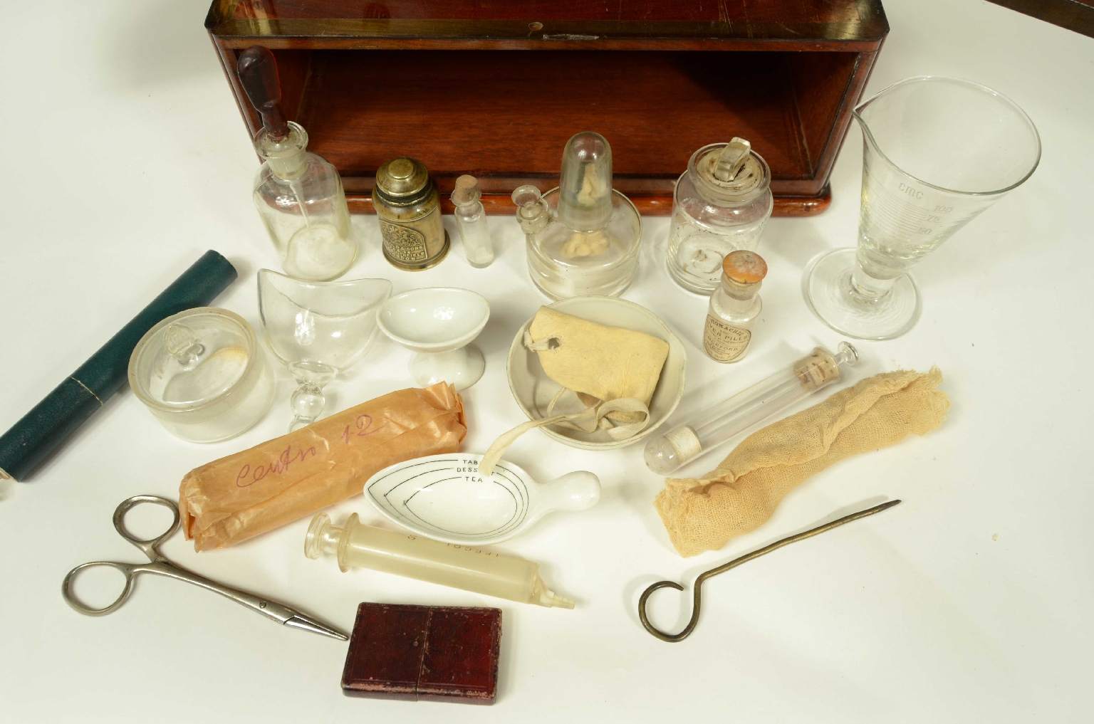 Old medical instruments/8464-Apothecary Chest