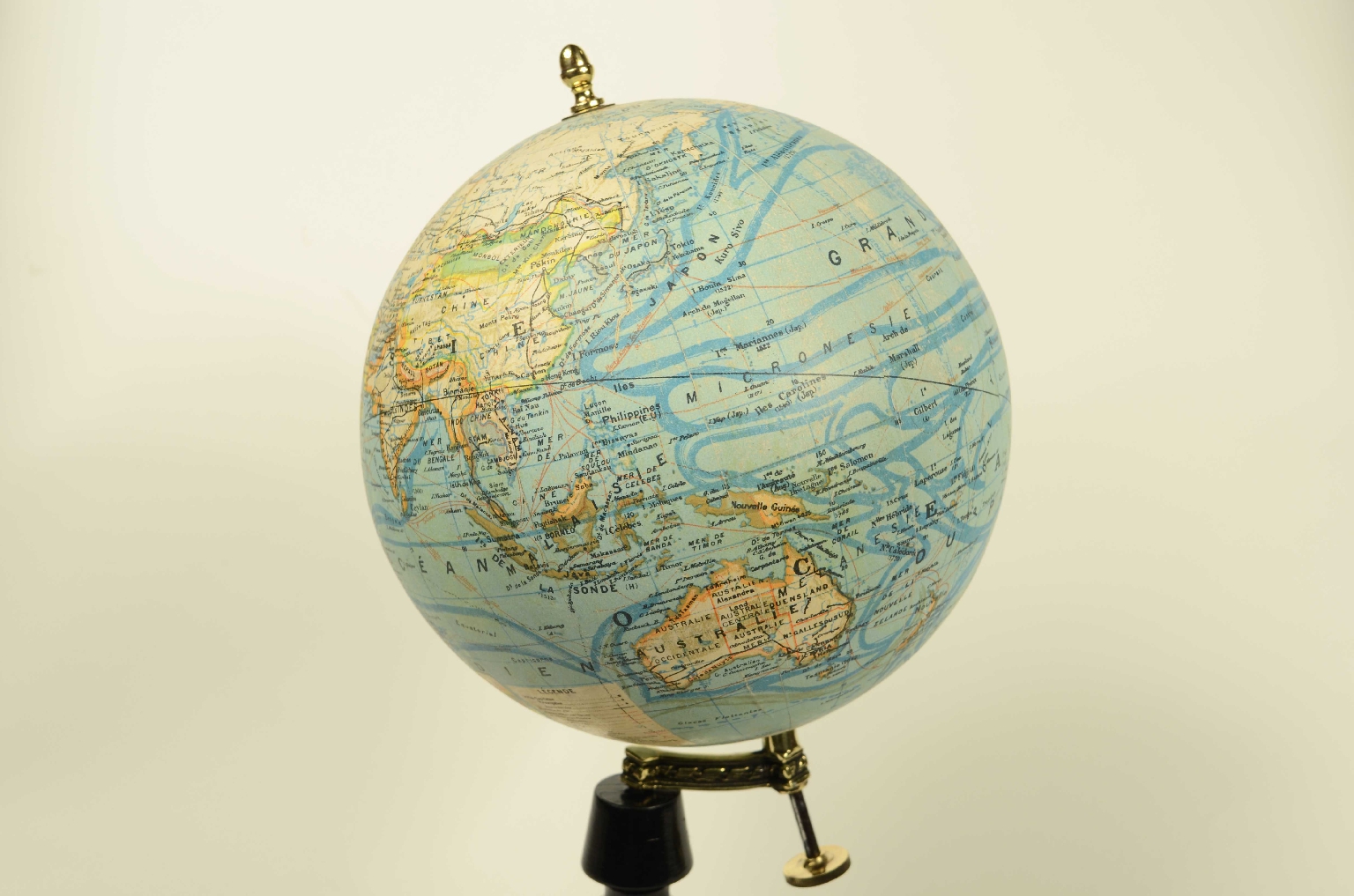 Antique globes-world maps/8560-Terrestrial Globe