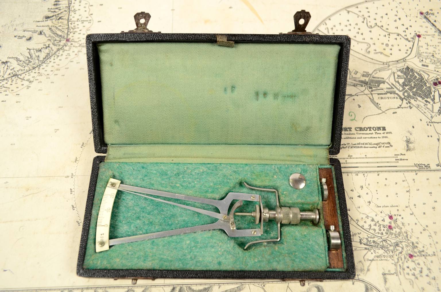 Old medical instruments/ocu1-Vintage tonometer