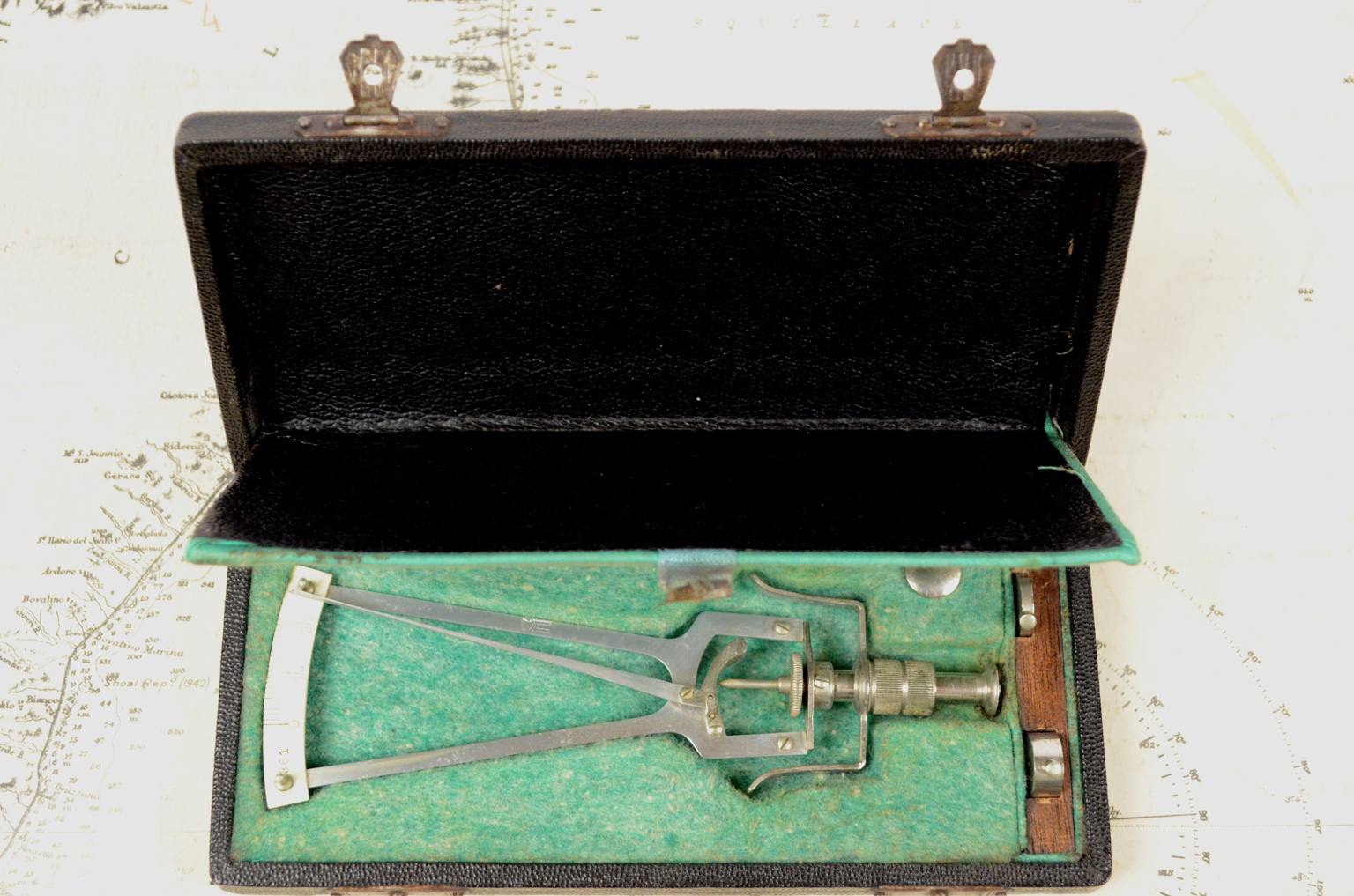 Old medical instruments/ocu1-Vintage tonometer