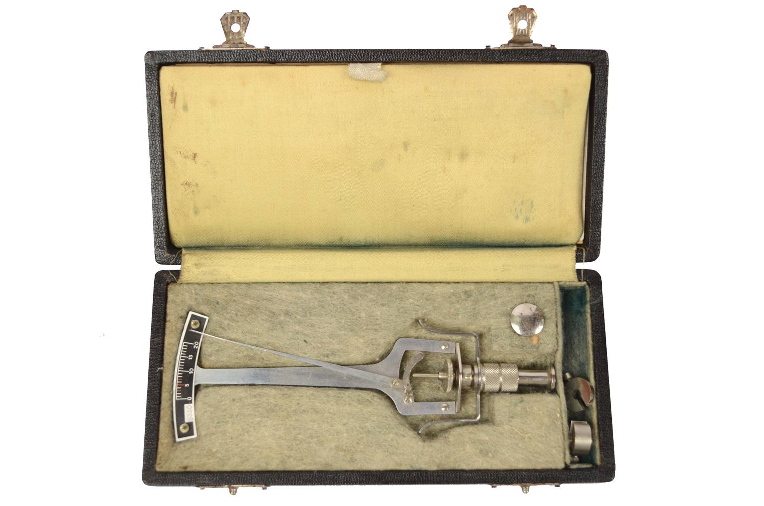 Old medical instruments/ocu16-Antique tonometer