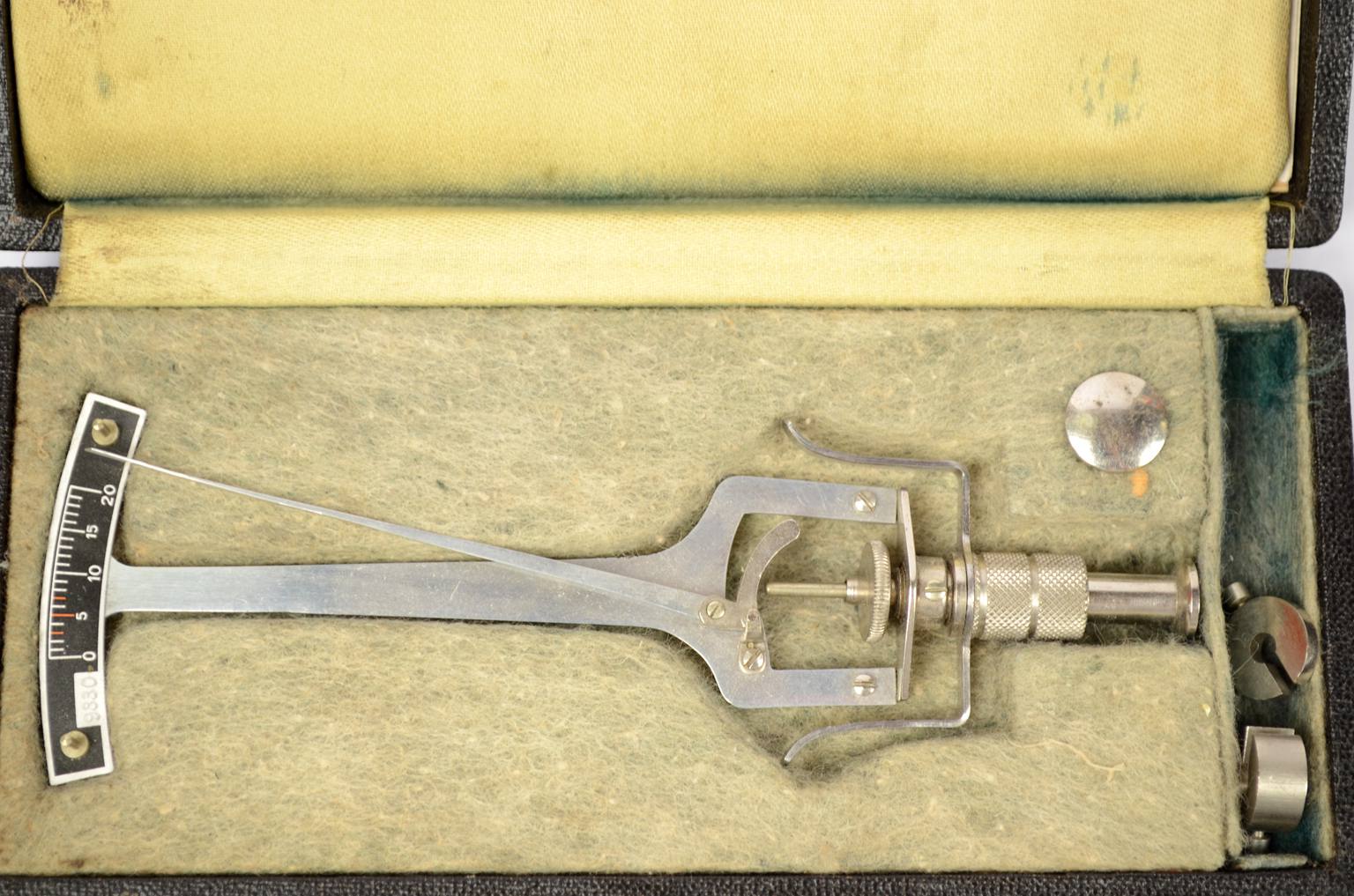 Old medical instruments/ocu16-Antique tonometer