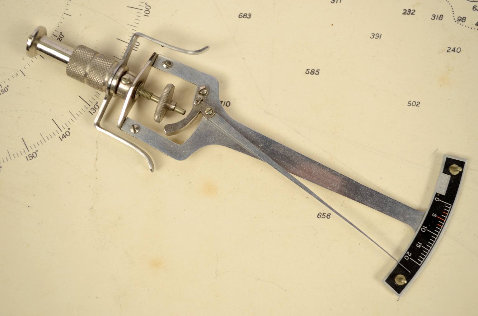 Old medical instruments/ocu16-Antique tonometer